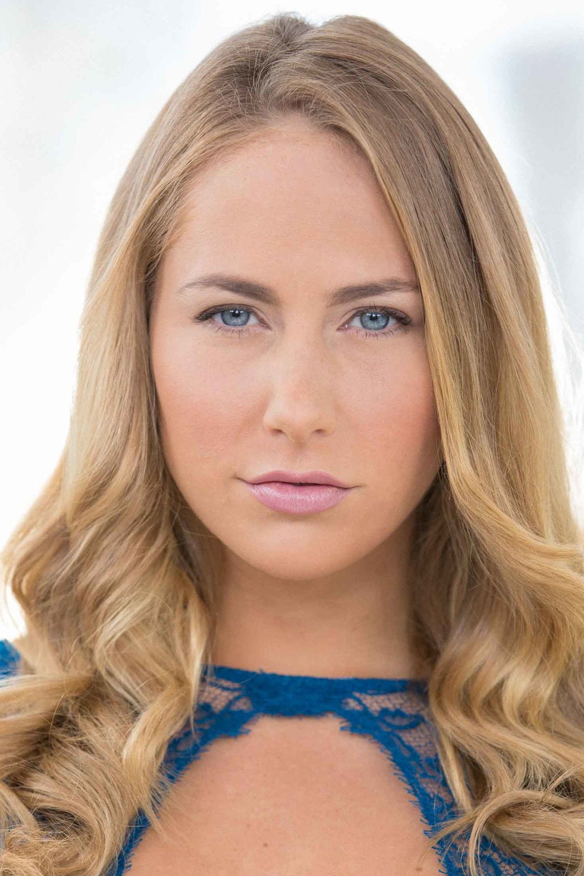 Studioporträt von Carter Cruise in einer blauen Spitzenbluse